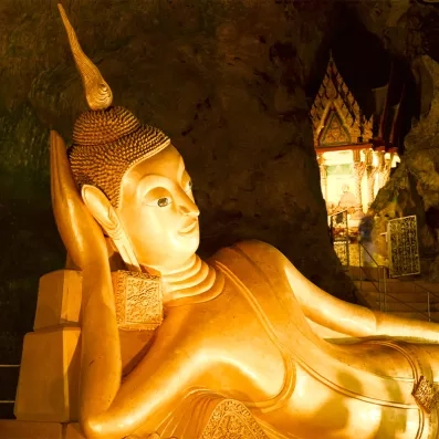 Temple de Suwan Kuha avec Bouddha couché dans une grotte à Khao Lak