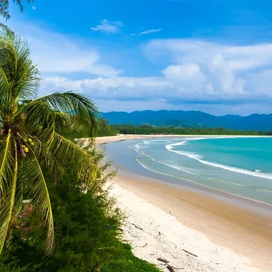 Paysages naturels de Khao Lak en Thaïlande, plages sauvages, mer turquoise et atmosphère paisible entre jungle et océan