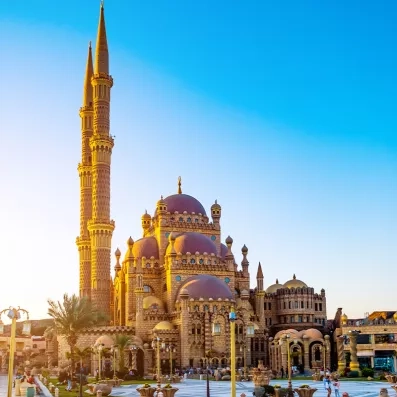 Mosquée Al Sahaba à Sharm el-Sheikh, architecture islamique majestueuse au cœur de la station balnéaire du Sinaï