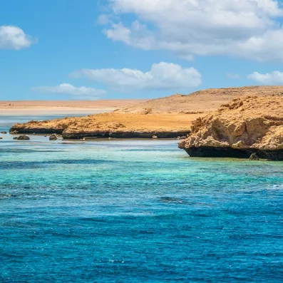 Paysages du parc national de Ras Mohammed, eaux cristallines et falaises désertiques, joyau naturel d’Égypte