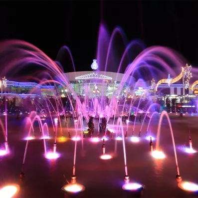 Soho Square à Sharm el-Sheikh de nuit, place animée avec fontaines lumineuses, restaurants et animations