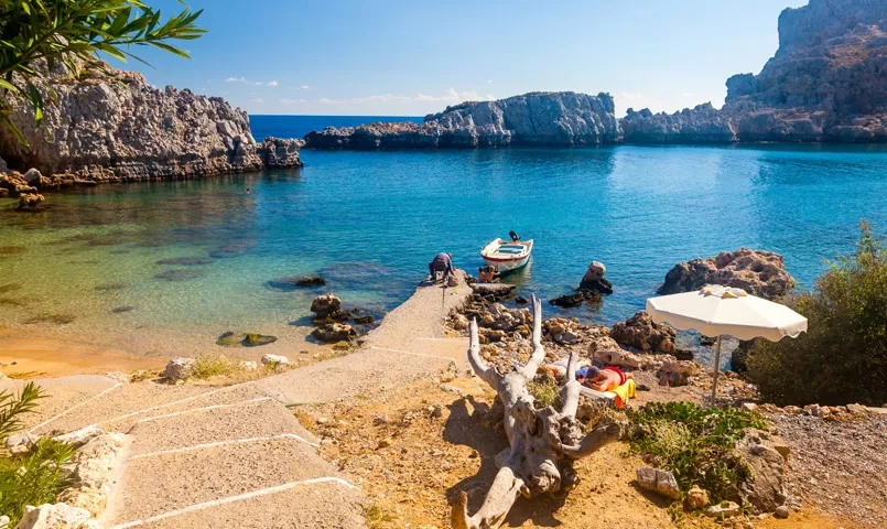 Climat ensoleillé de Rhodes avec ciel bleu et mer turquoise