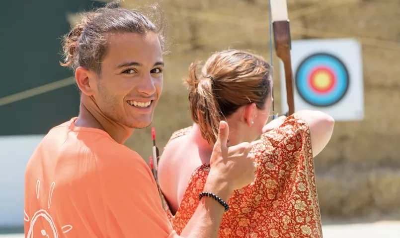 Animateur devant une cible de tir à l'arc