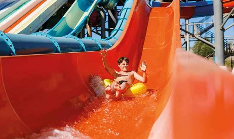 Enfant glissant sur un toboggan