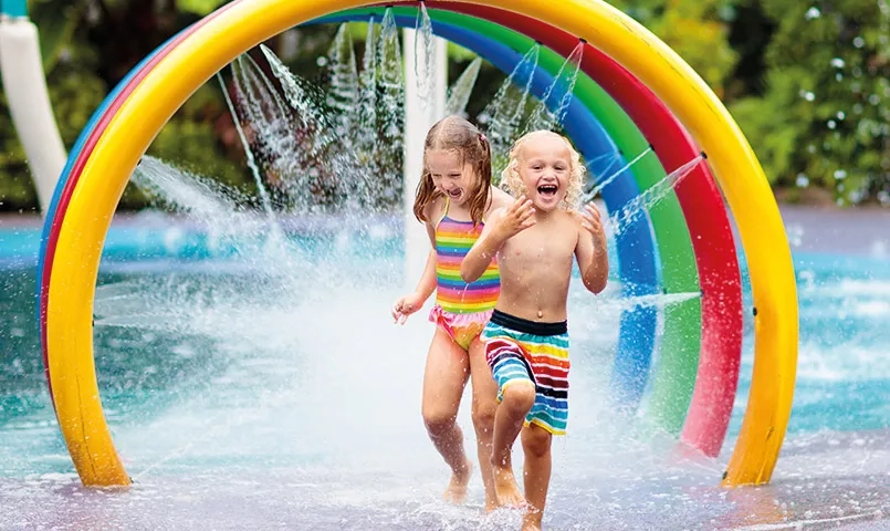 Enfants s'amusant avec des jets d'eau