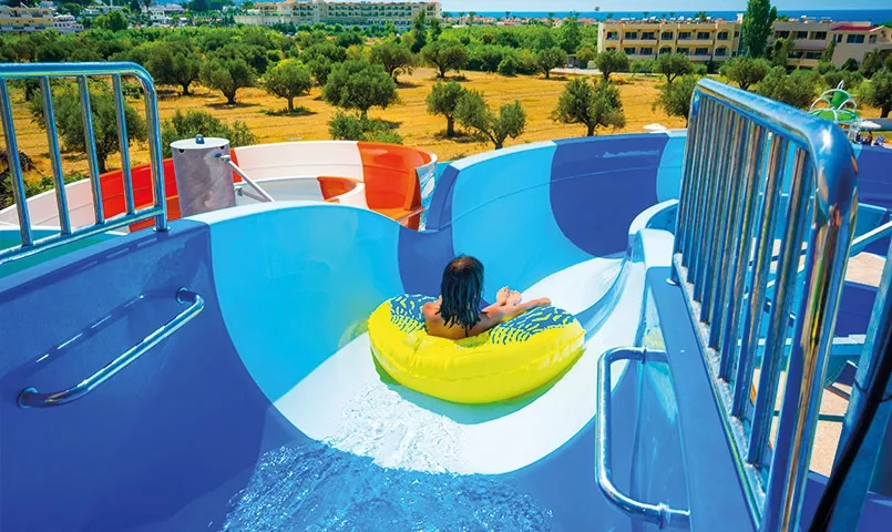 Enfant descendant un toboggan