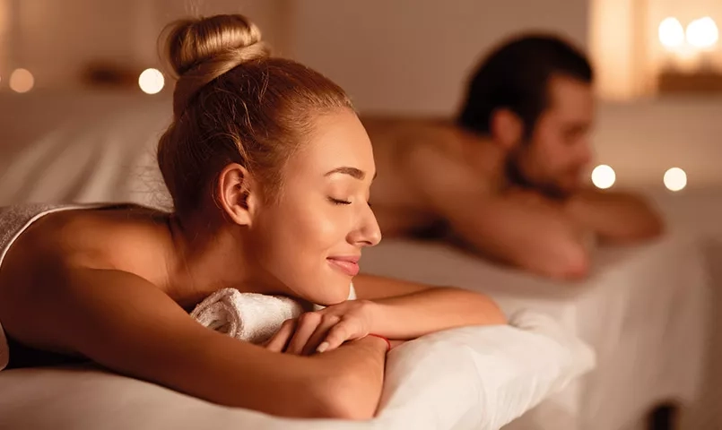 Couple sur des chaises de massage se faisant masser