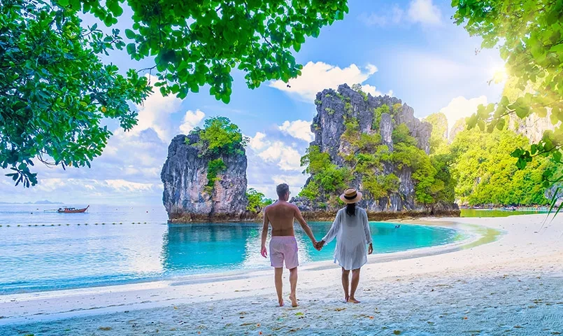Couple marchant sur la plage en Thailande