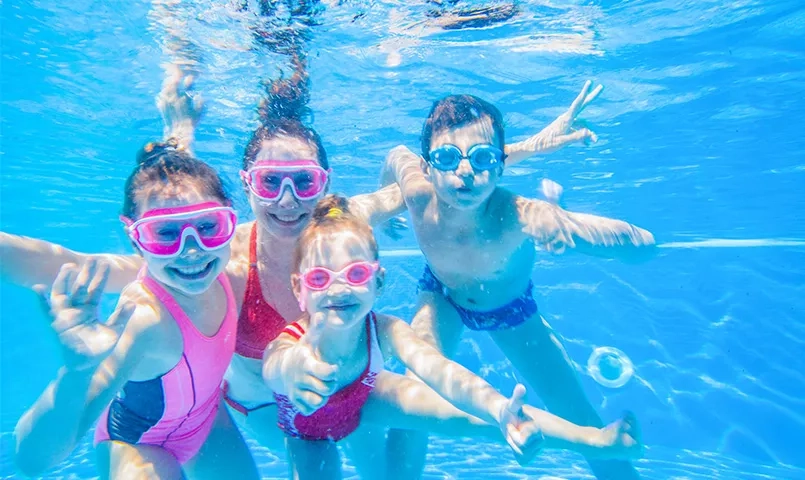 Enfant sous l'eau d'une piscine