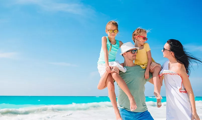 Famille avec 2 enfants et parents sur la plage