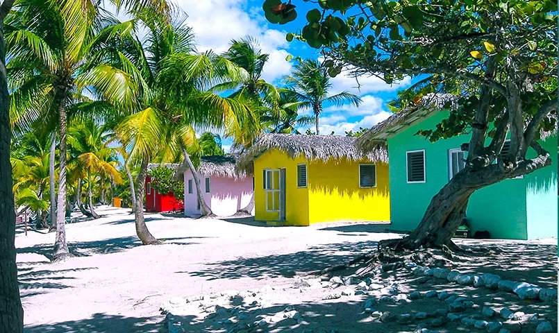 Maisons colorées sur la plache en Republique dominicaine