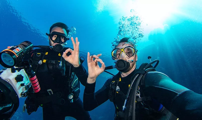 Plongeurs faisant un signe que tout va bien