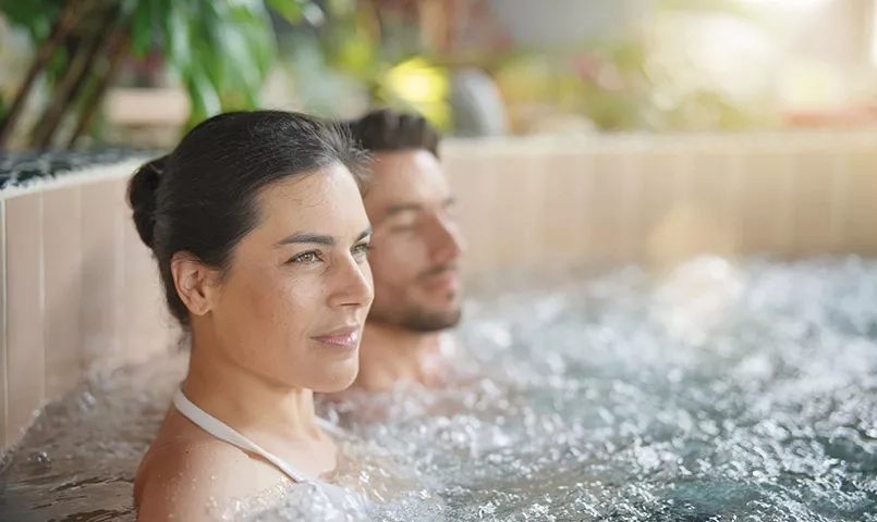 Couple dans les bains bouillonnants