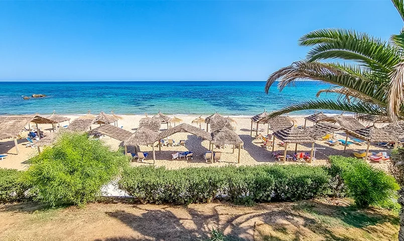 Plage en Tunisie avec paillottes