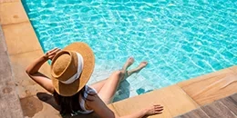 Femme seule au soleil dans une piscine