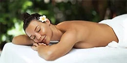 Femme allongée sur une table de massage