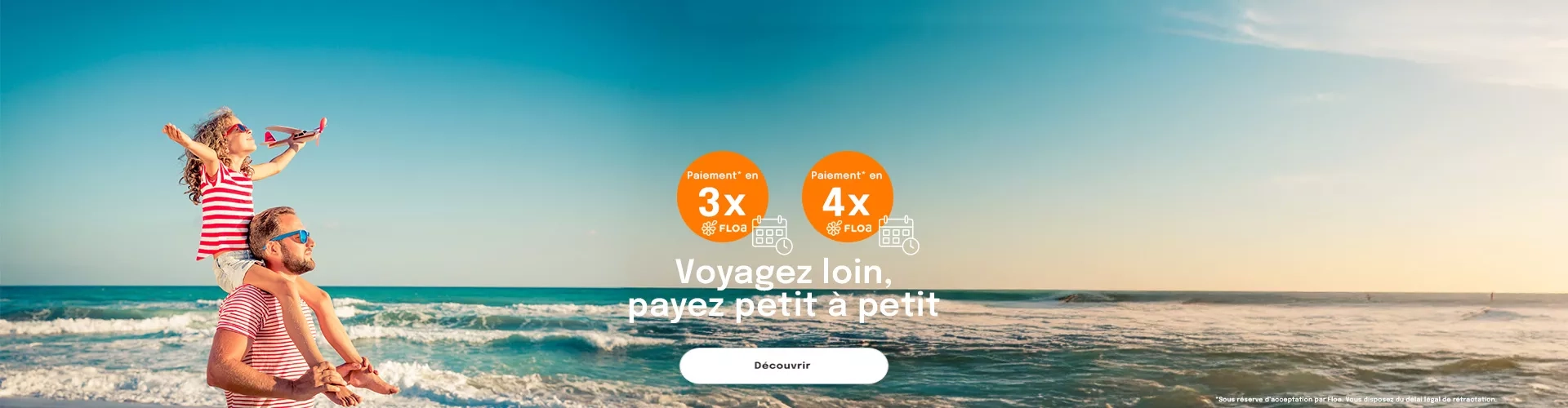 une petite fille sur les épaules de son père, elle écarte les bras et tient un petit avion dans sa main