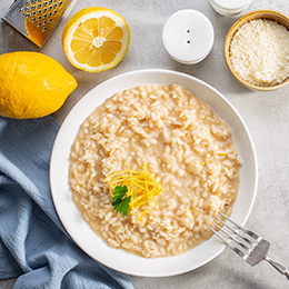 Gamopilafo crétois, riz crémeux au citron et au bouillon de viande, plat traditionnel servi lors des fêtes en Crète.