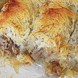 Dessert kadaifis en Crète, cheveux d’ange croustillants garnis de noix et imbibés de sirop au miel.