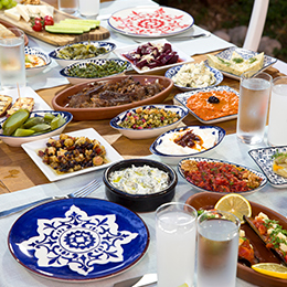 Table de mezzés crétois, assortiment de plats grecs avec légumes, fromages, houmous, olives et spécialités locales.