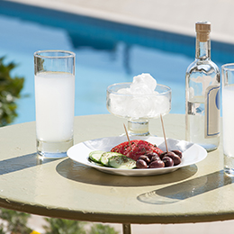 Verres de raki crétois accompagnés de mezzés, boisson traditionnelle grecque servie à l’apéritif en Crète.