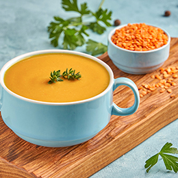 Chorbet adas, soupe de lentilles égyptienne crémeuse servie chaude avec citron et pain, spécialité réconfortante.