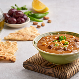 Foul medames égyptien, ragoût de fèves aux herbes et citron servi avec pain pita, plat traditionnel du petit-déjeuner.