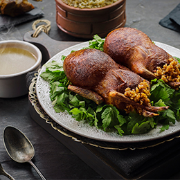 Hamam mahshi, pigeon farci au riz et aux épices, spécialité traditionnelle égyptienne des repas festifs.