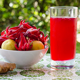 Karkadé égyptien, boisson d’hibiscus rouge servie fraîche, rafraîchissement typique sous climat chaud.