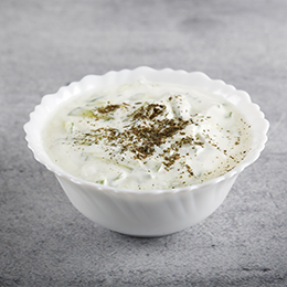 Salata zabadi, salade de yaourt égyptienne aux herbes et concombre, accompagnement frais et léger.