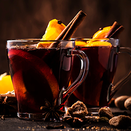 Glogi chaud, boisson traditionnelle finlandaise aux épices et agrumes, spécialité d’hiver en Laponie