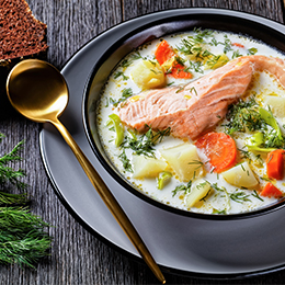 Lohikeitto, soupe de saumon finlandaise aux légumes, spécialité culinaire de Laponie en hiver