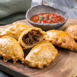 Empanadas majorquines farcies à la viande, recette traditionnelle de Majorque, street food des Baléares
