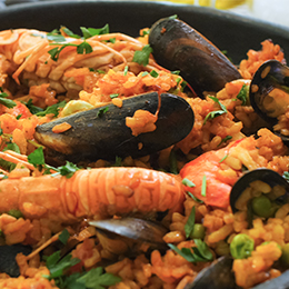 Paella aux fruits de mer à Majorque, riz safrané, crevettes et moules, cuisine méditerranéenne des Baléares