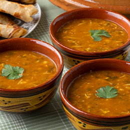 Harira marocaine, soupe traditionnelle aux lentilles et tomates, servie pendant le Ramadan