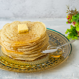 Baghrir marocain, crêpes mille trous au miel et beurre, petit-déjeuner traditionnel de la cuisine marocaine