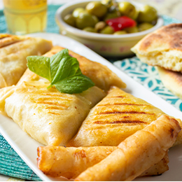 Briouats marocains croustillants farcis, apéritif traditionnel aux amandes ou à la viande