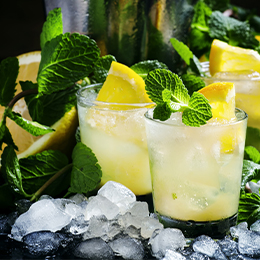 Cherbet marocain citron-menthe servi glacé, boisson rafraîchissante traditionnelle du Maroc