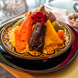 Couscous marocain aux légumes et viandes, plat emblématique de la gastronomie du Maroc