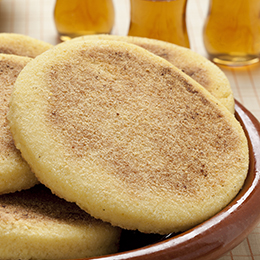 Pain marocain khobz, galettes traditionnelles cuites au four, accompagnement des repas au Maroc