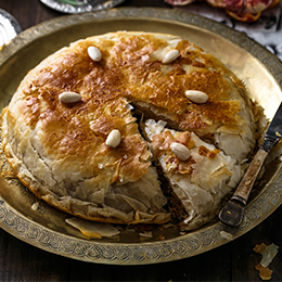 Pastilla marocaine feuilletée sucrée-salée, spécialité festive à la volaille et aux amandes