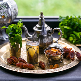 Thé à la menthe marocain servi sur plateau, rituel d’hospitalité et boisson traditionnelle du Maroc