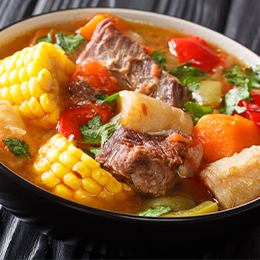 Sancocho dominicain, ragoût typique à base de viandes, légumes et épices, plat convivial emblématique du pays