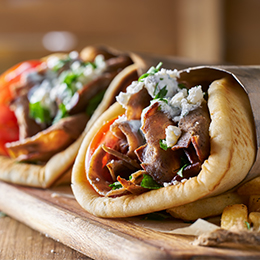 Gyro grec traditionnel à Rhodes, pain pita garni de viande grillée, légumes frais et sauce tzatziki savoureuse