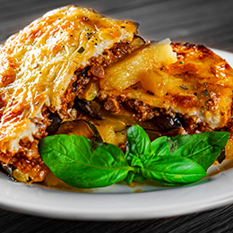 Moussaka grecque typique de Rhodes, gratin d’aubergines, viande hachée et béchamel dorée, spécialité méditerranéenne