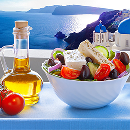 Salade grecque fraîche à Rhodes, tomates, concombre, feta, olives et huile d’olive, symbole de la cuisine méditerranéenne