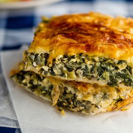 Spanakopita grecque, feuilleté croustillant aux épinards et feta, spécialité gourmande à déguster à Rhodes