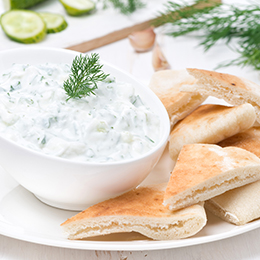 Tzatziki grec onctueux à Rhodes, yaourt, concombre et ail, incontournable de la cuisine méditerranéenne