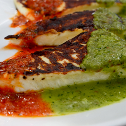 Queso asado de Tenerife, fromage grillé servi avec sauces mojo rouge et verte, spécialité typique des Canaries.