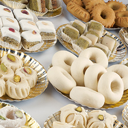 Plusieurs pâtisseries orientales présentées, composées de pâte d'amande, miel, fleur d'oranger, pistaches